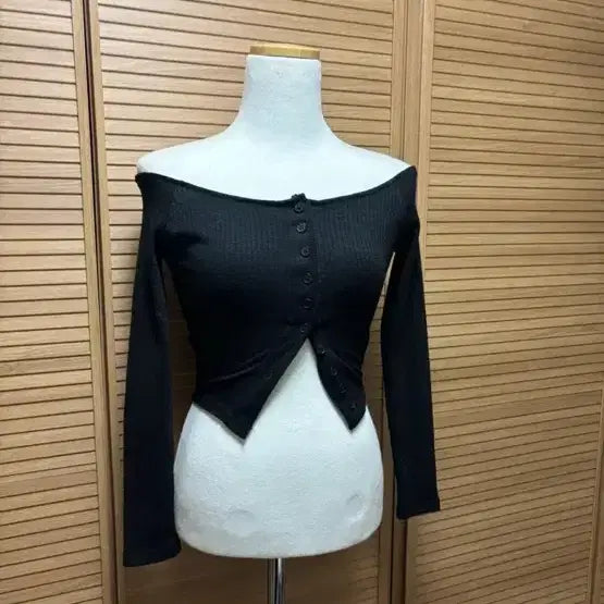 [BUNJANG] Black Off-Shoulder Long Sleeve Top with Button Detail / 오프숄더티 핏되는 수입의류