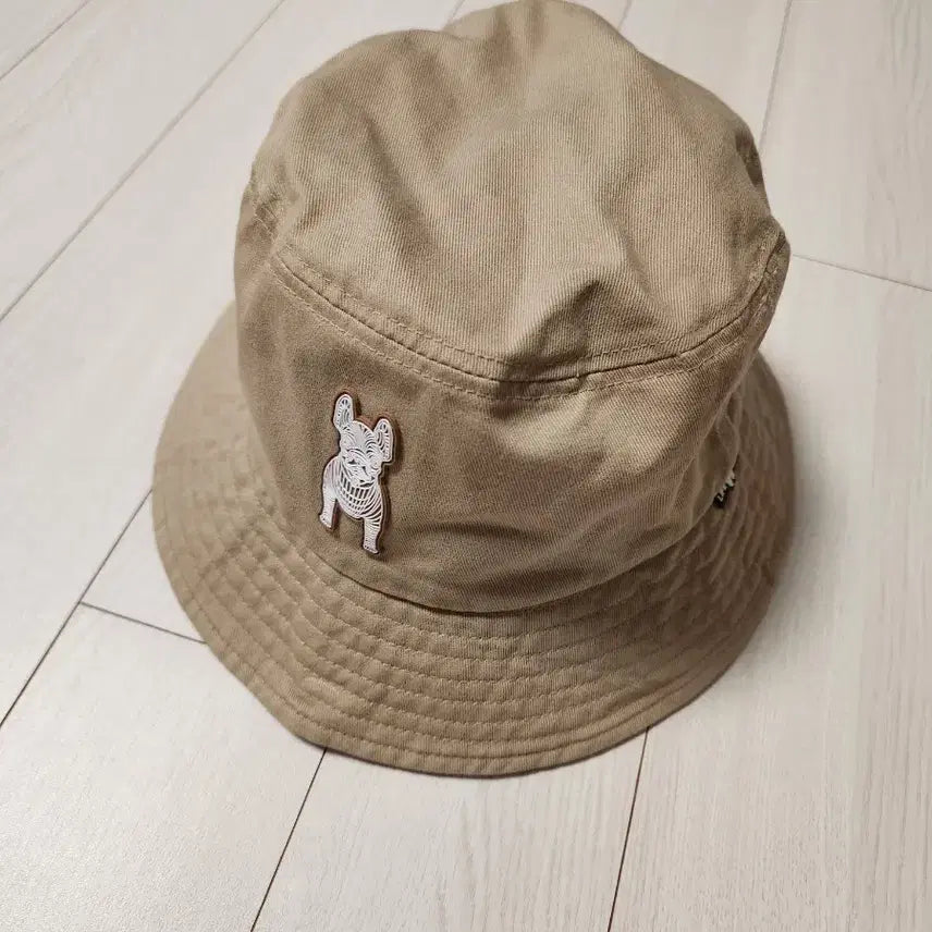 [BUNJANG] LifeWork Mini Radoc Bucket Hat Beige / 라이프워크 미니 스탠딩 라독 버킷햇 사이즈FREE제품명: 미니라독 품번: LW225CP410가격: 69,000원특징: 스몰 로고 디자인, 남녀공용색상: 베이지사용감