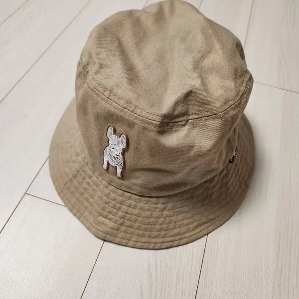 [BUNJANG] LifeWork Mini Radoc Bucket Hat Beige / 라이프워크 미니 스탠딩 라독 버킷햇 사이즈FREE제품명: 미니라독 품번: LW225CP410가격: 69,000원특징: 스몰 로고 디자인, 남녀공용색상: 베이지사용감
