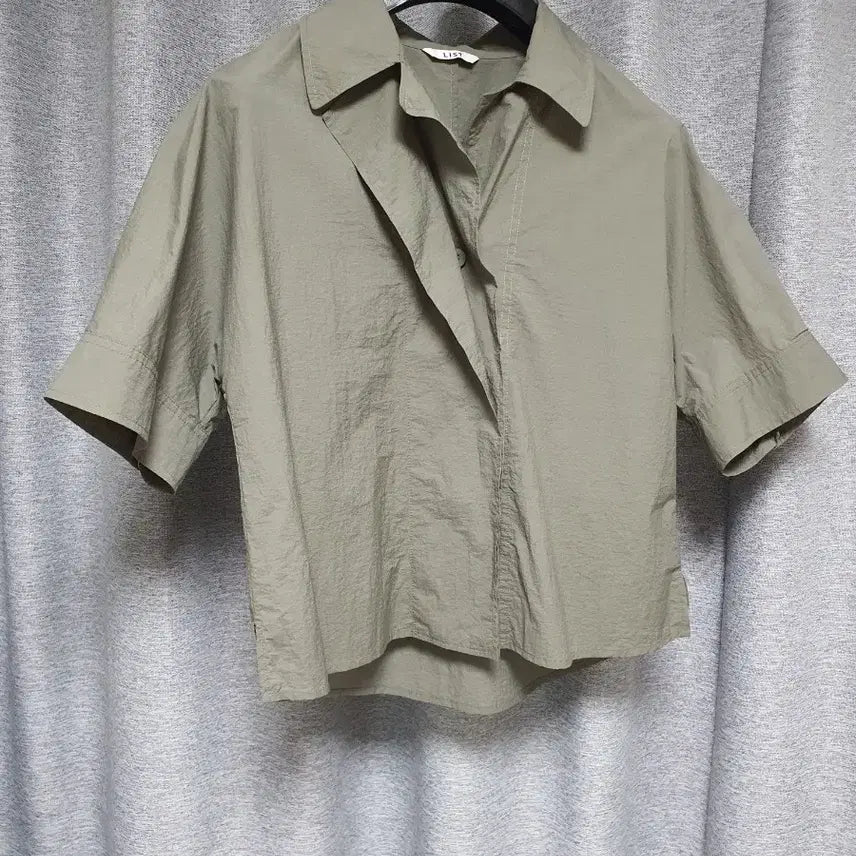 [BUNJANG] LIST Seersucker Button Blouse / list 리스트 바스락시어서커 셔츠형버튼 블라우스 66 s~m