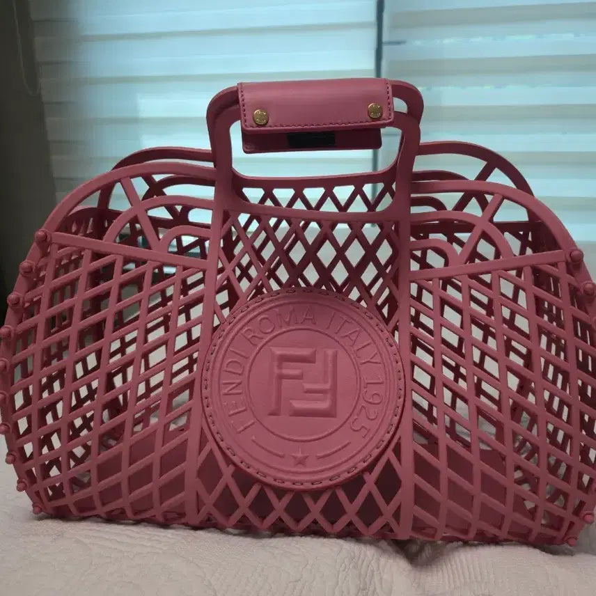 [BUNJANG] Fendi Recycled Plastic Basket Bag Medium (Pink) / 펜디 리사이클 플라스틱 바스켓 백 미디움 (핑크)