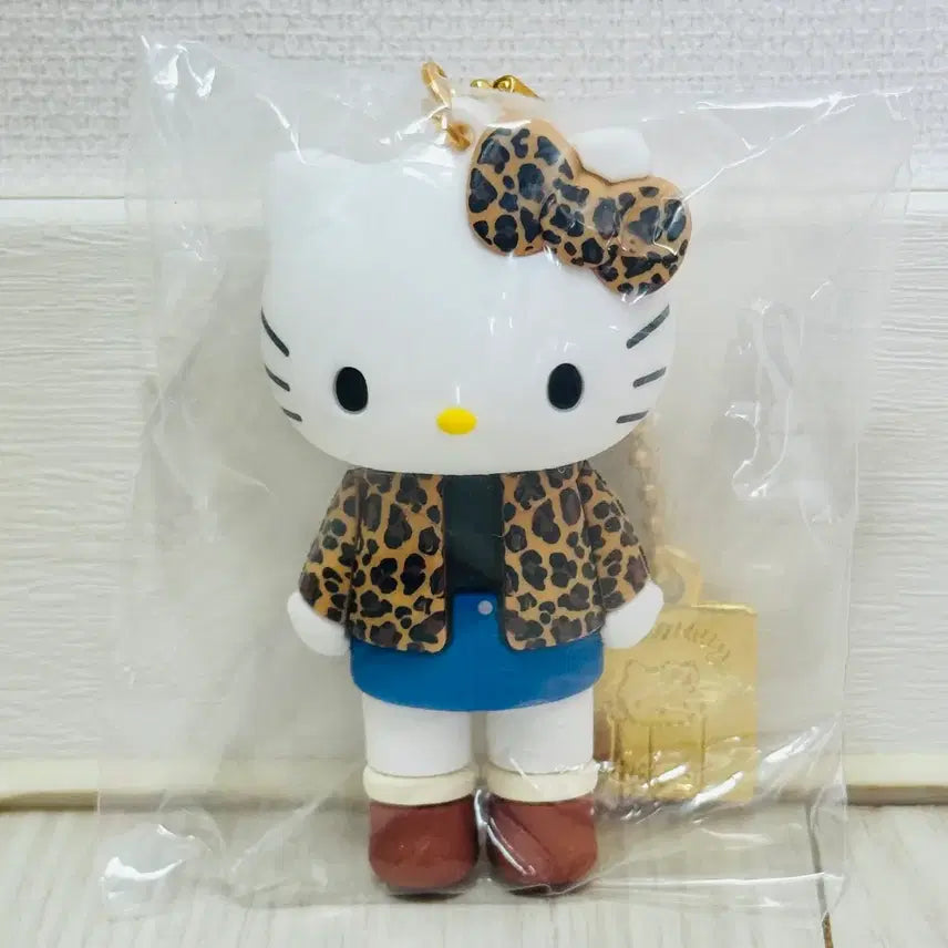 [BUNJANG] Sanrio Hello Kitty 50th Anniversary Leopard Print Jacket Keychain Figure / 헬로키티 50주년 호피 자켓 키링 피규어