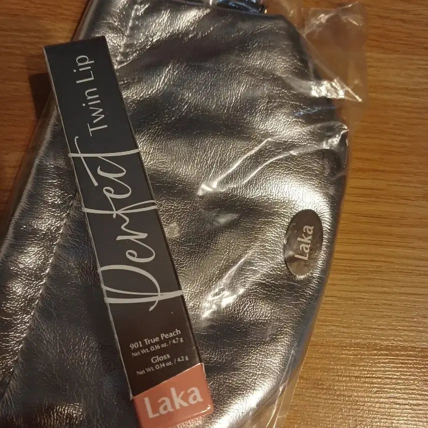 [BUNJANG] LAKA Perfect Twin Lip 901 True Peach Pouch Set / 급처분)라카 퍼펙트 트윈립 901트루피치 라카실버복조리파우치세트 팝니다