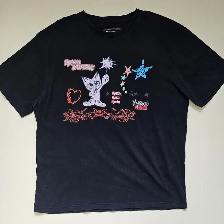 [BUNJANG] NewJeans Hyein Illustration Short-Sleeve T-Shirt Black / 뉴진스 하우 스위트 혜인 일러스트 반팔 티셔츠 블랙