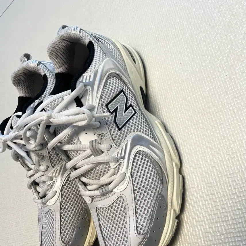 [BUNJANG] New Balance 530 Silver Sneakers (245) / 뉴발란스 530 실버 스니커즈 245