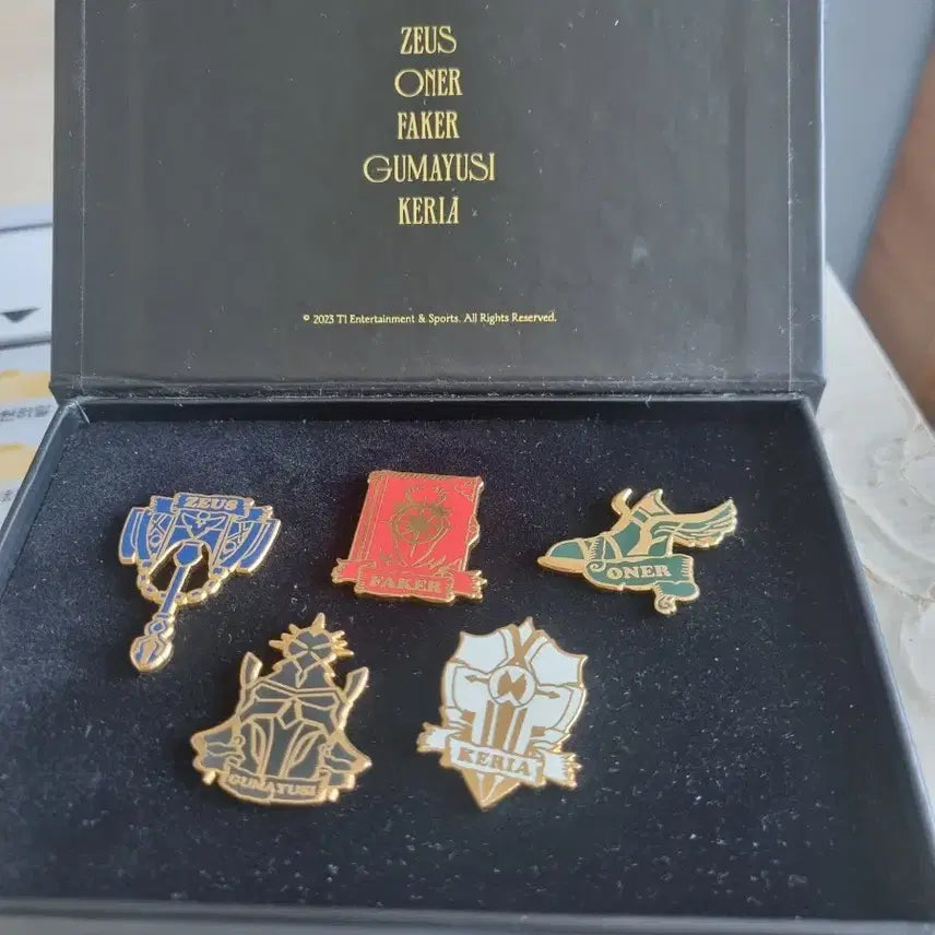 [BUNJANG] T1 "Zeus, Oner, Gumayusi, Keria" Worlds Championship Metal Badge Set / 티원 제오페구케 월즈우승 메탈뱃지 세트