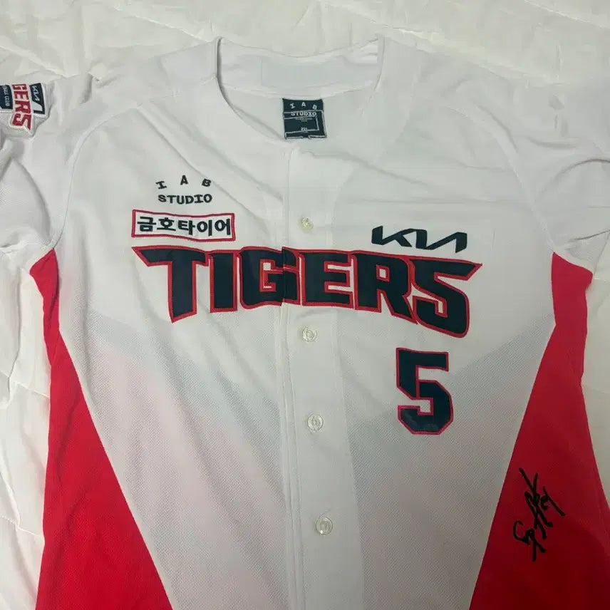 [BUNJANG] KIA Tigers Kim Do-young #5 IAB Studio Autographed Baseball Jersey 2XL / KIA 타이거즈 김도영 #5 IAB STUDIO 유니폼 2XL(110) 다수 선수 친필사인