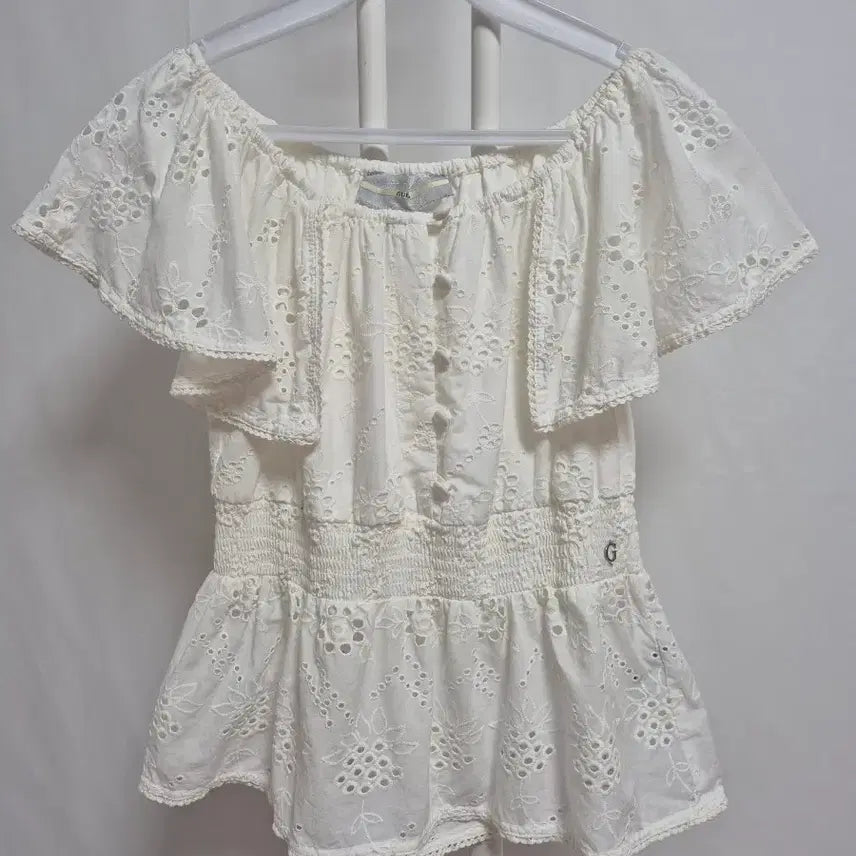 [BUNJANG] Guess Embroidered Off-Shoulder Blouse White / 23SS 게스자수 오프숄더 블라우스 화이트