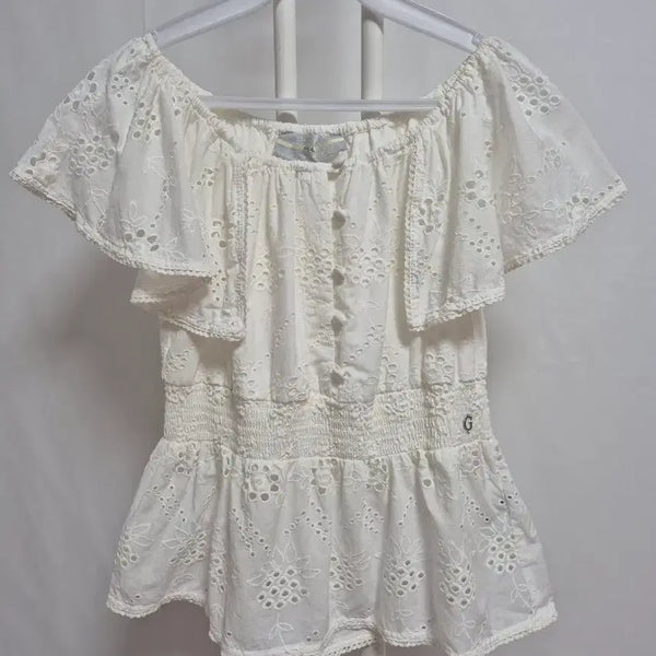 [BUNJANG] Guess Embroidered Off-Shoulder Blouse White / 23SS 게스자수 오프숄더 블라우스 화이트