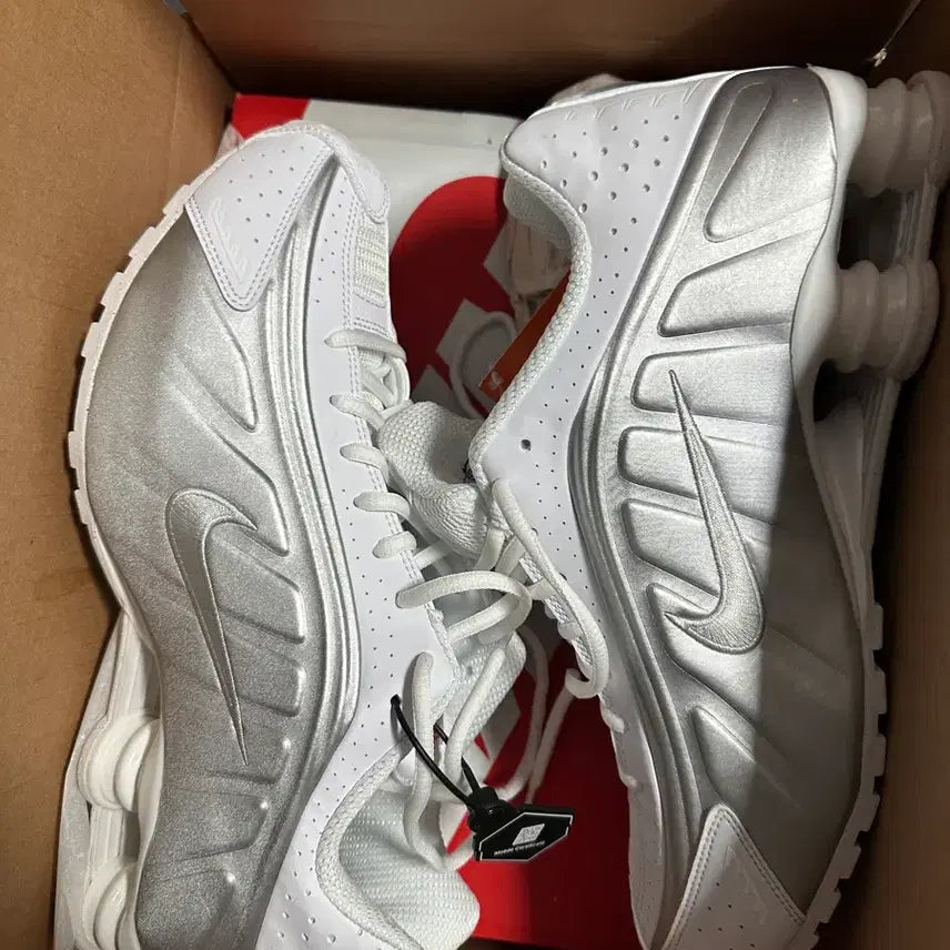 [BUNJANG] Nike Shox R4 White Bright Crimson Sneakers / 나이키 샥스 R4 화이트브라이트 크림슨 285 새상품