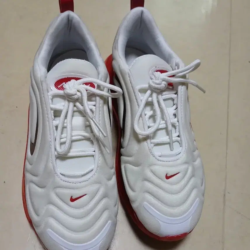 [BUNJANG] Nike Air Max 720 White/Red Sneakers / 나이키 에어맥스  화이트/레드 250 제품이에요에어맥스 720 특유의 에어 쿠셔닝으로 편안한 착화감을 선사해요깔끔한 화이트 컬러에 포인트 레드 컬러가 매력적인 디자인이에요데일