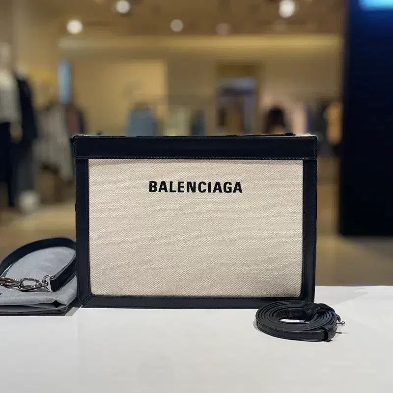 [BUNJANG] Balenciaga Canvas Pochette Clutch Crossbody Bag / 발렌시아가 캔버스 포쉐트 클러치 크로스백 339937