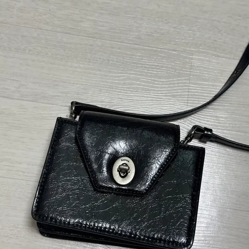 [BUNJANG] Kissing Bag Passport Bag Black / 키시닝 가방 여권백 블랙