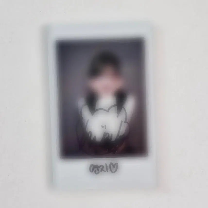 [BUNJANG] TripleS Kwak Yeonji Suit Dance Signed Polaroids / 트리플에스 곽연지 수트댄스 싸폴 싸인 폴라로이드 양도합니다