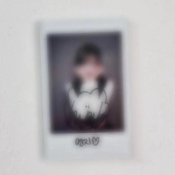 [BUNJANG] TripleS Kwak Yeonji Suit Dance Signed Polaroids / 트리플에스 곽연지 수트댄스 싸폴 싸인 폴라로이드 양도합니다