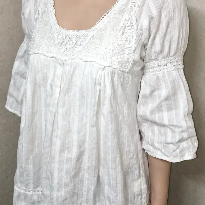 [BUNJANG] 7-Sleeve Lace Embroidery Top / 7부 레이스 자수 탑