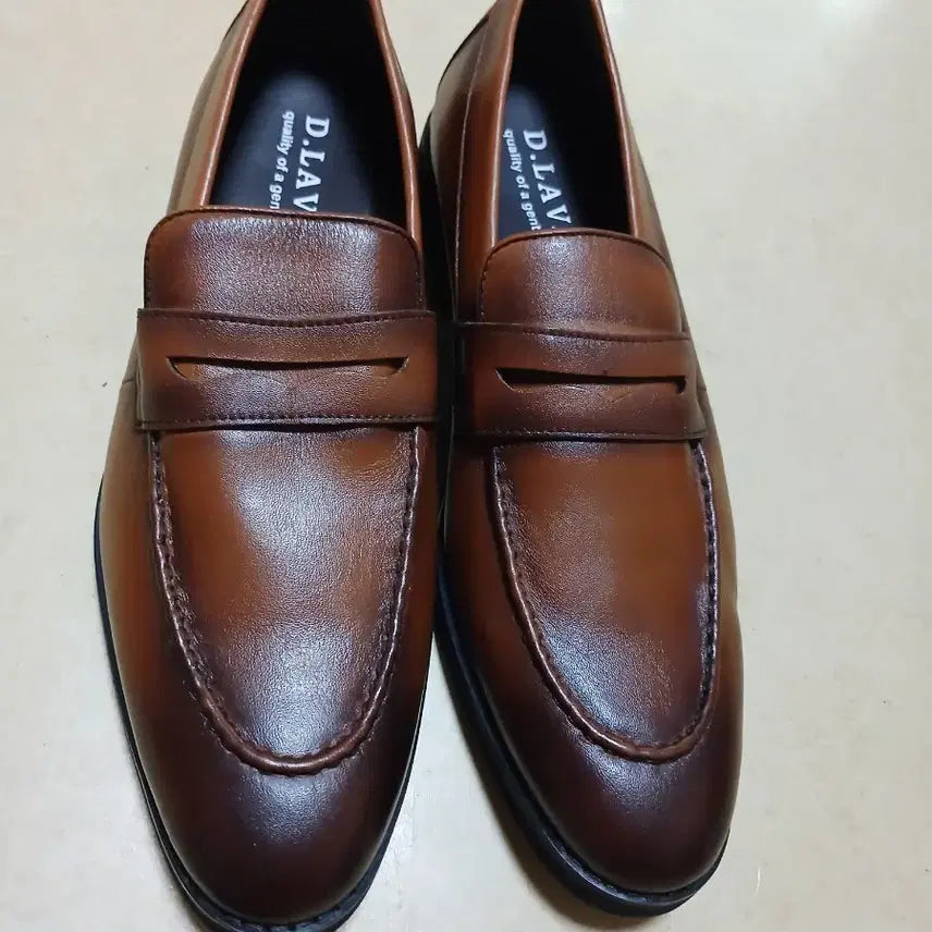 [BUNJANG] D.LAVAN Men's Brown Leather Loafers (270mm) / (새상품)디자인의 D.LAVAN 남성 가죽로퍼 브라운 색상 270 사이즈입니다천연가죽 소재로 제작되어 편안하게 착용 가능해요사진에서 보이는 것처럼 고급스러운 디자인이 돋보입니다