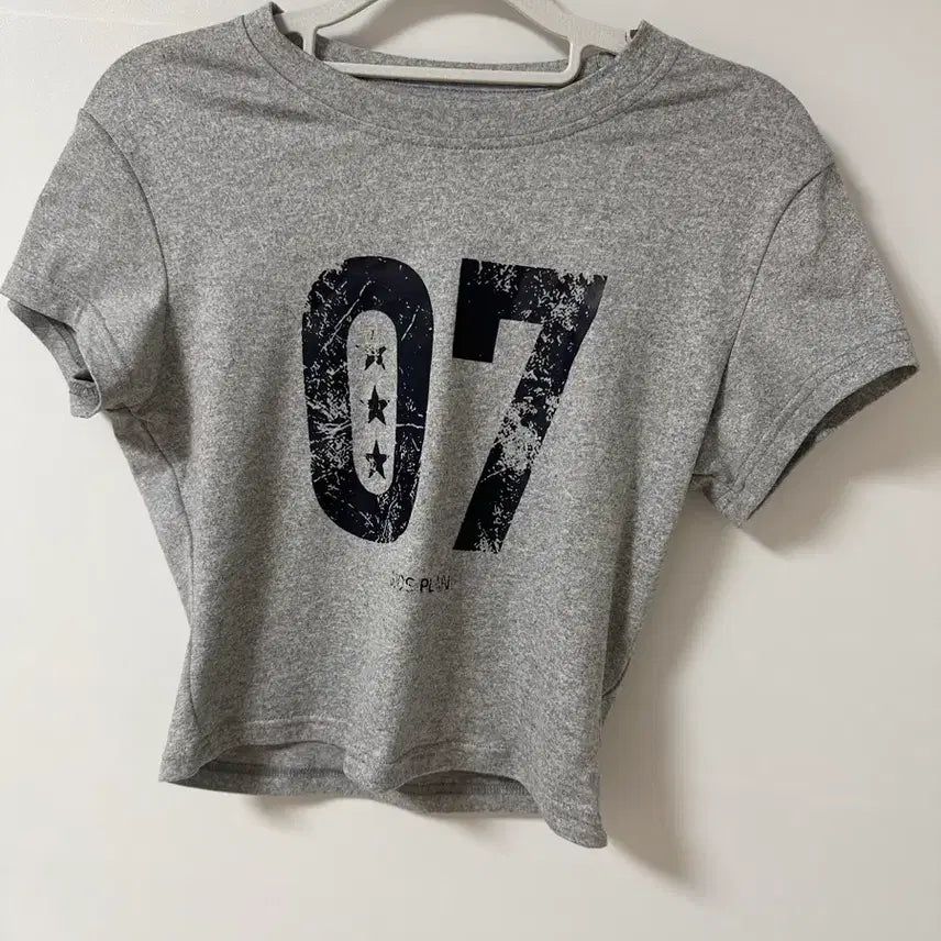 [BUNJANG] Gray Short Sleeve T-Shirt with '07' Print - Cropped Fit / 회색 반팔 티셔츠 07 프린팅 크롭티 허얇골넓핏