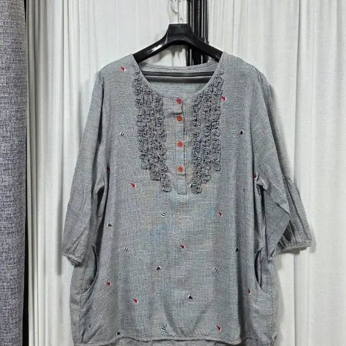 [BUNJANG] Pretty Frill Embroidery Blouse / 예쁜프릴자수블라우스(free)