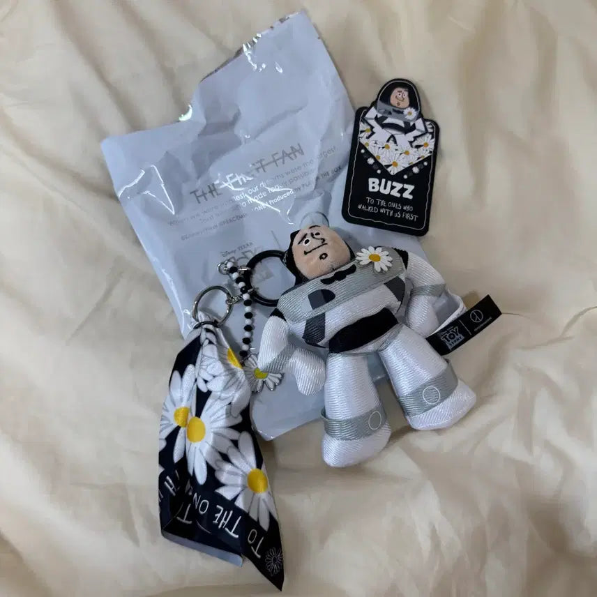 [BUNJANG] Peaceminusone x Toy Story Daisy & Buzz Lightyear Scarf Version Doll Keychain / (새상품) 무료배송 피스마이너스원 x 토이 스토리 데이지+스카프 버전 인형 키링(버즈)