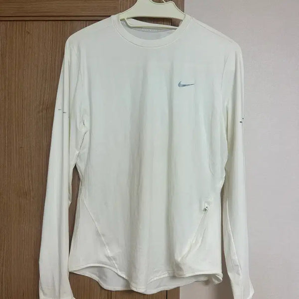 [BUNJANG] Nike Dri-FIT Long-Sleeve Crewneck Running Top - Women's / (W) 나이키 드라이핏 롱슬리브 크루넥 러닝 탑(새상품)