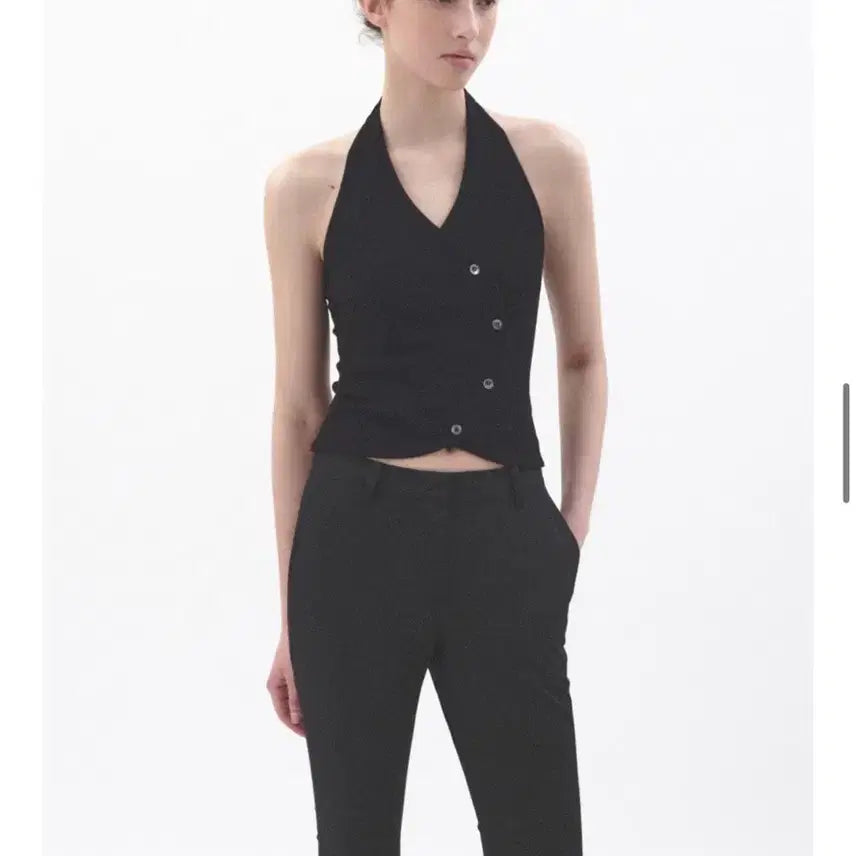 [BUNJANG] Avie Muah Soft Curved Knit Halter Top (Black) / [아비에무아 avie muah] 소프트 커브드 니트 홀터 탑 (블랙)