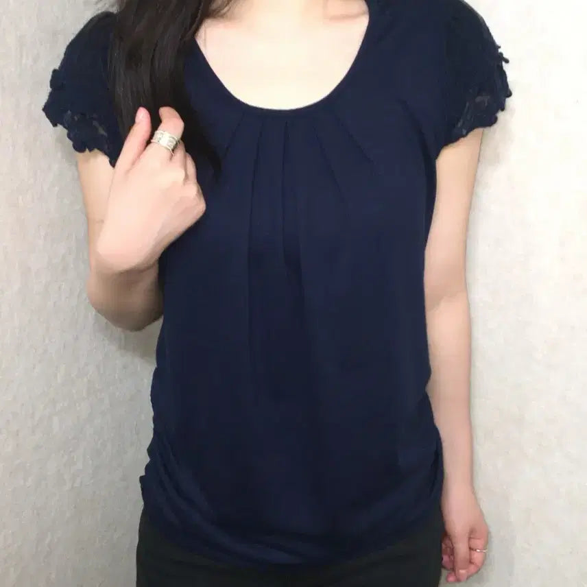[BUNJANG] Navy Lace Shirring Top / 네이비 레이스 셔링 탑