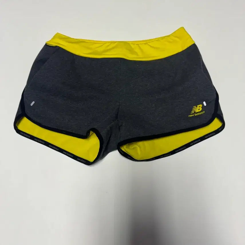 [BUNJANG] New Balance Old School Training Shorts M / 여성 뉴발란스 올드스쿨 트레이닝 쇼츠 반바지 M