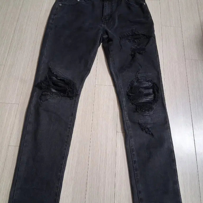 [BUNJANG] Amiri Black Distressed Denim Jeans / 아미리 블랙 데미지 청바지