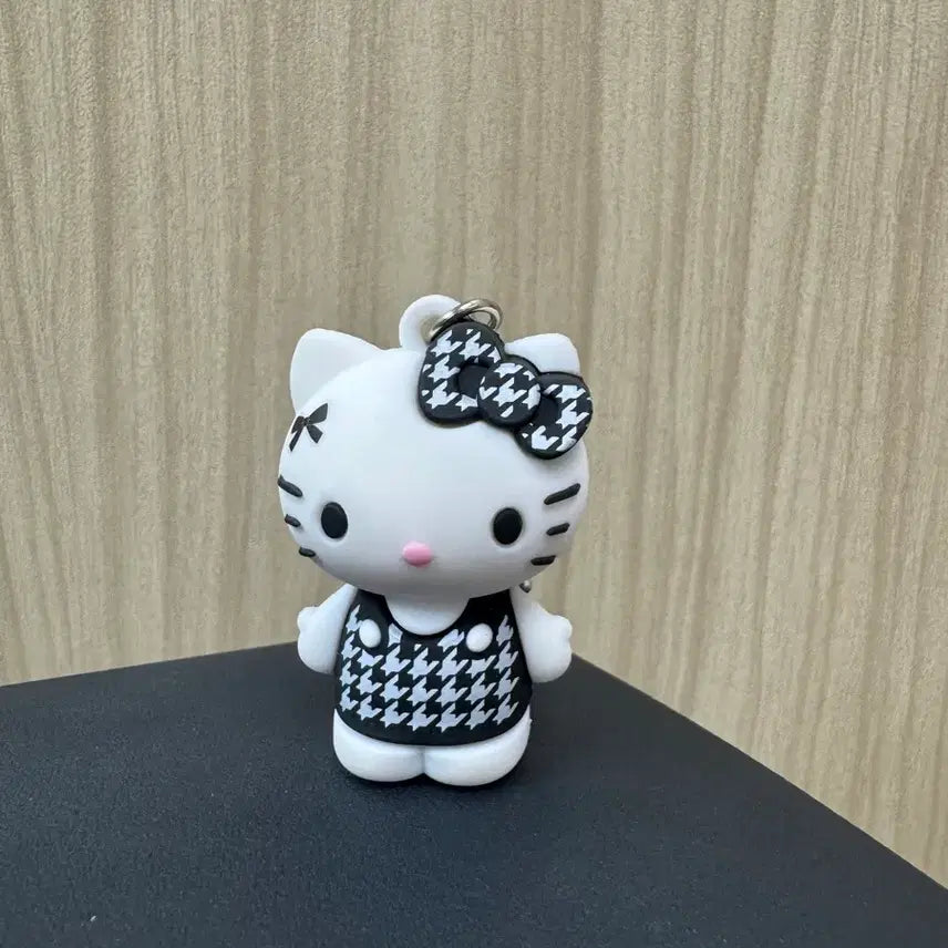 [BUNJANG] Sanrio Hello Kitty Black Checkered Keyring Strap / 산리오 헬로키티 블랙체크 키링 스트랩