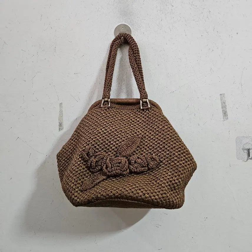 [BUNJANG] Hand-Knitted Brown Knit Flower Accent Shoulder Bag / 손뜨게브라운 니트 꽃 장식 숄더백