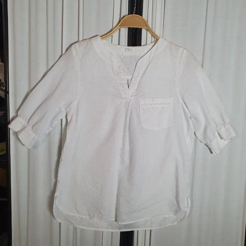 [BUNJANG] White Embossing Blouse Size 95 / 화이트 엠보싱 블라우스 95사이즈 2508783