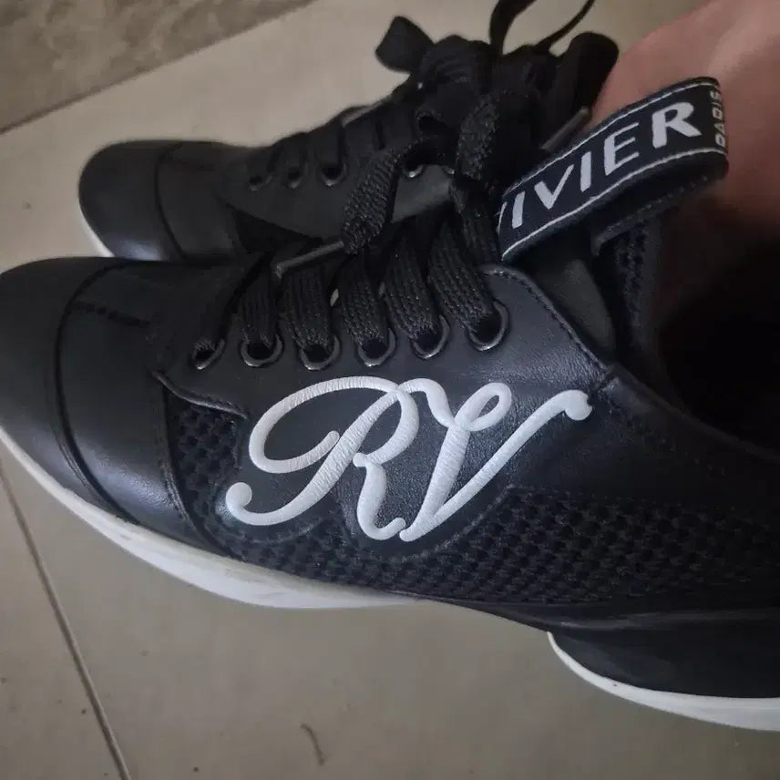 [BUNJANG] Roger Vivier Black RV Logo Sneakers Size 34.5 / 로저비비에 34.5사이즈