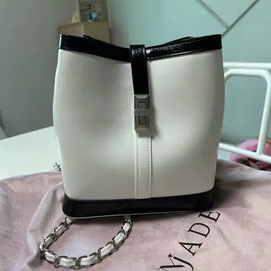 [BUNJANG] MJADE Leather Backpack White/Black / 엠제이드 백팩 흰검색상 상태최상