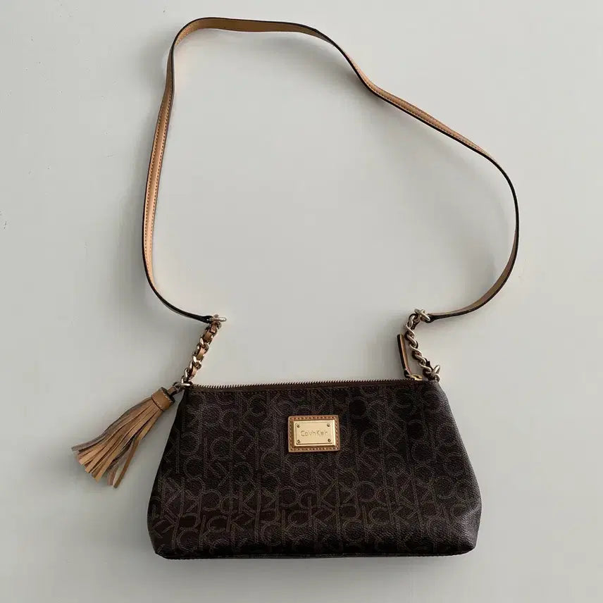 [BUNJANG] Calvin Klein Tassel Monogram Logo Shoulder Bag Brown / (OS) 캘빈클라인 테슬 모노그램 로고 숄더백 브라운