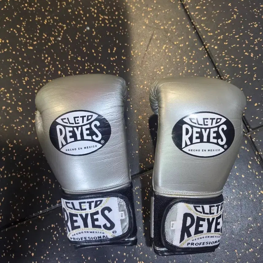 [BUNJANG] Reyes 8oz Hook & Loop Boxing Gloves Silver / 레예스 실버 8온스
