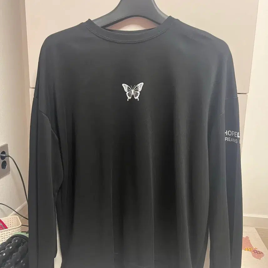 [BUNJANG] Butterfly Embroidery Long Sleeve T-Shirt Black / 나비 자수 긴팔 티셔츠 블랙