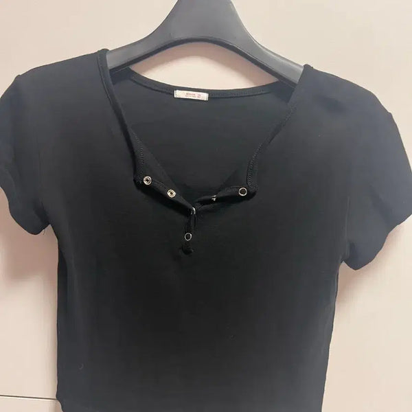 [BUNJANG] Black Short-Sleeve T-Shirt with Button Detail / 블랙 반팔