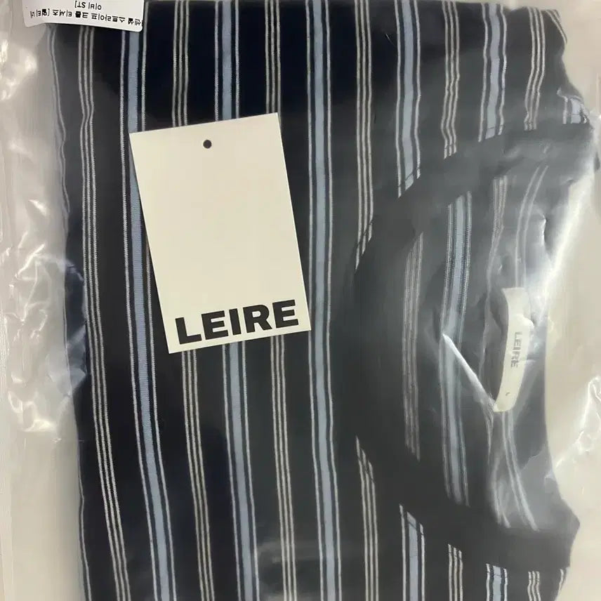 [BUNJANG] LYRE Essential Stripe Crop T-Shirt Navy / 라이르 에센셜 스트라이프 크롭 티셔츠 네이비
