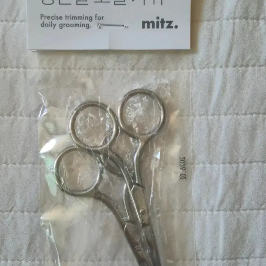 [BUNJANG] Premium Eyebrow and Nose Hair Scissors (Set of 2) / (미사용) 프리미엄 눈썹 콧털 가위 2개