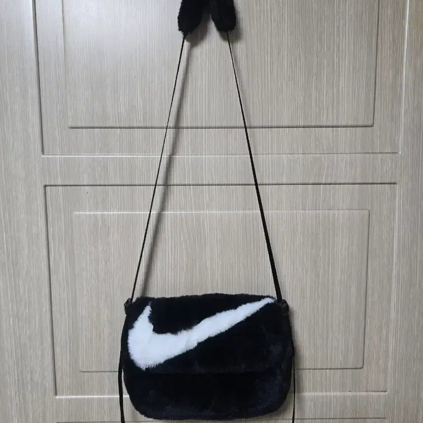 [BUNJANG] Nike Faux Fur Crossbody Bag Black / 새상품:)나이키 퍼 크로스백 블랙
