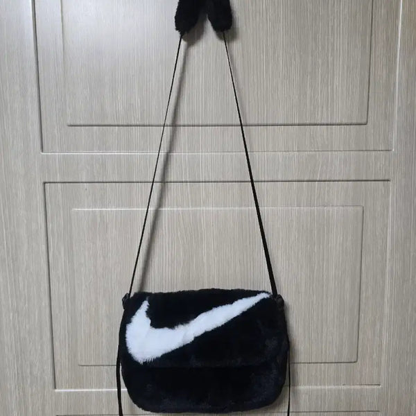 [BUNJANG] Nike Faux Fur Crossbody Bag Black / 새상품:)나이키 퍼 크로스백 블랙