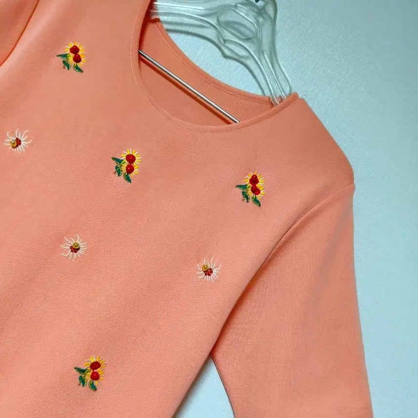 [BUNJANG] Peach Pink Short Sleeve Knit T-Shirt with Floral Embroidery / 복숭아색 꽃자수 반팔 니트 비스자수장식 티셔츠77 88
