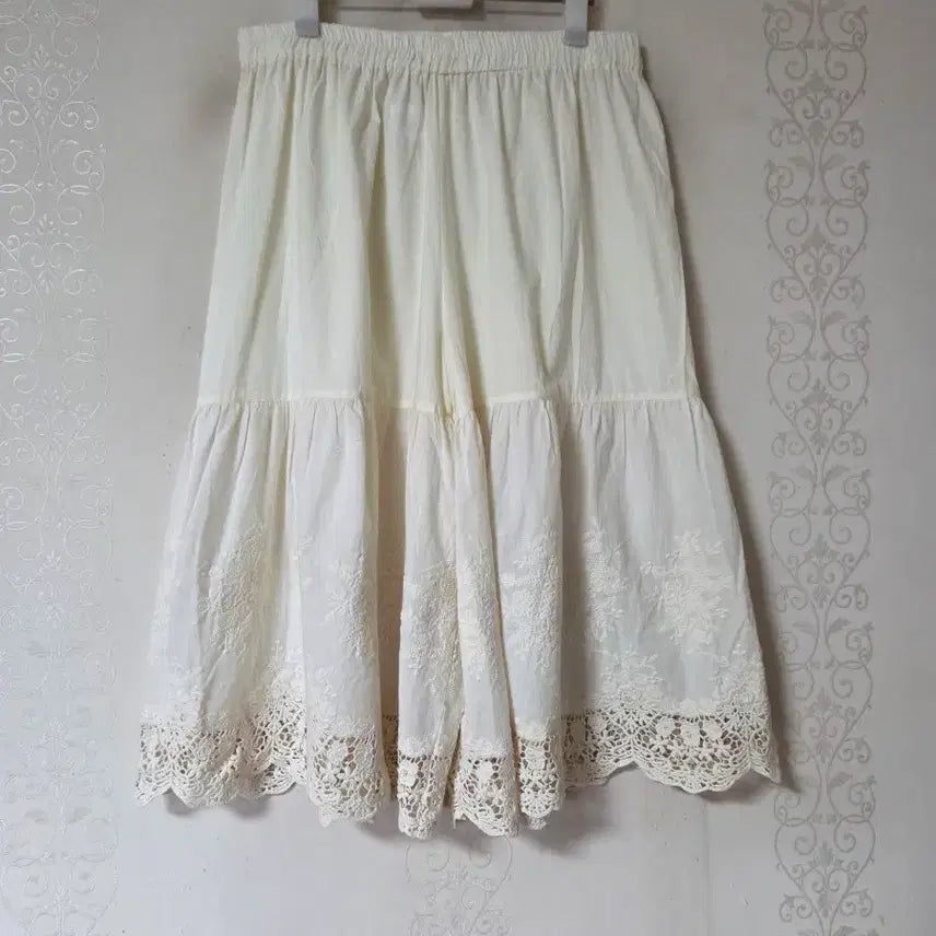 [BUNJANG] Eyelet Embroidery Lace Cotton Inner Layered Pants / 아일렛 자수 레이스 아사면 이너 레이어드 바지 ~77