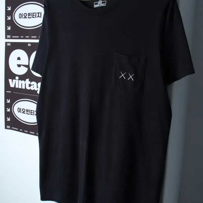 [BUNJANG] Uniqlo x KAWS Sesame Street Collaboration Short Sleeve T-Shirt (L-XL) / (L-XL) 유니클로 반팔 티셔츠 카우스 세서미 협업-H35950