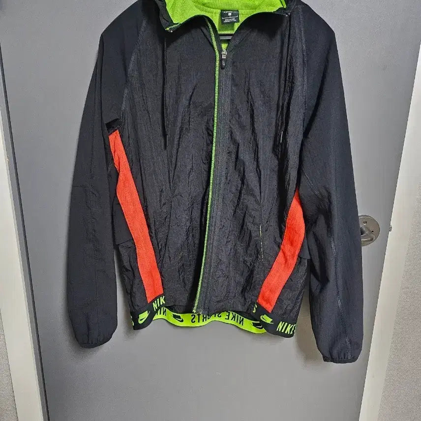 [BUNJANG] Nike Hooded Windbreaker Jumper Black/Fluorescent / 나이키 후드 바람막이 점퍼 블랙/형광