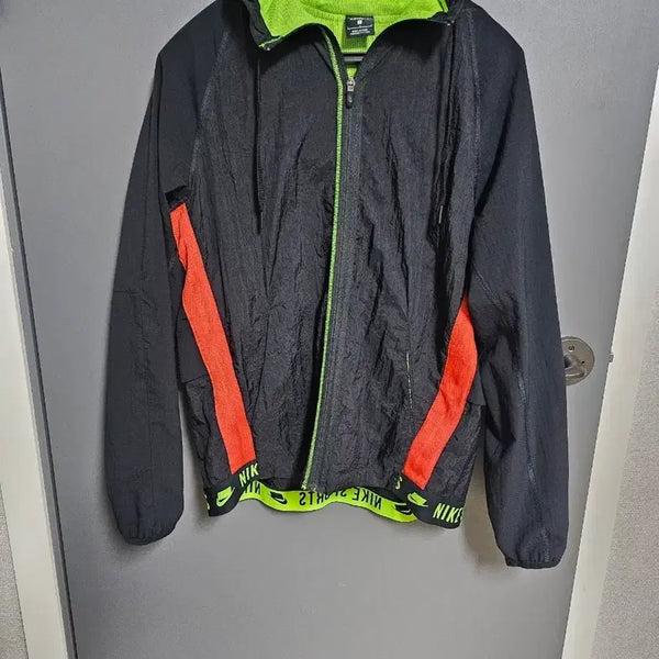 [BUNJANG] Nike Hooded Windbreaker Jumper Black/Fluorescent / 나이키 후드 바람막이 점퍼 블랙/형광