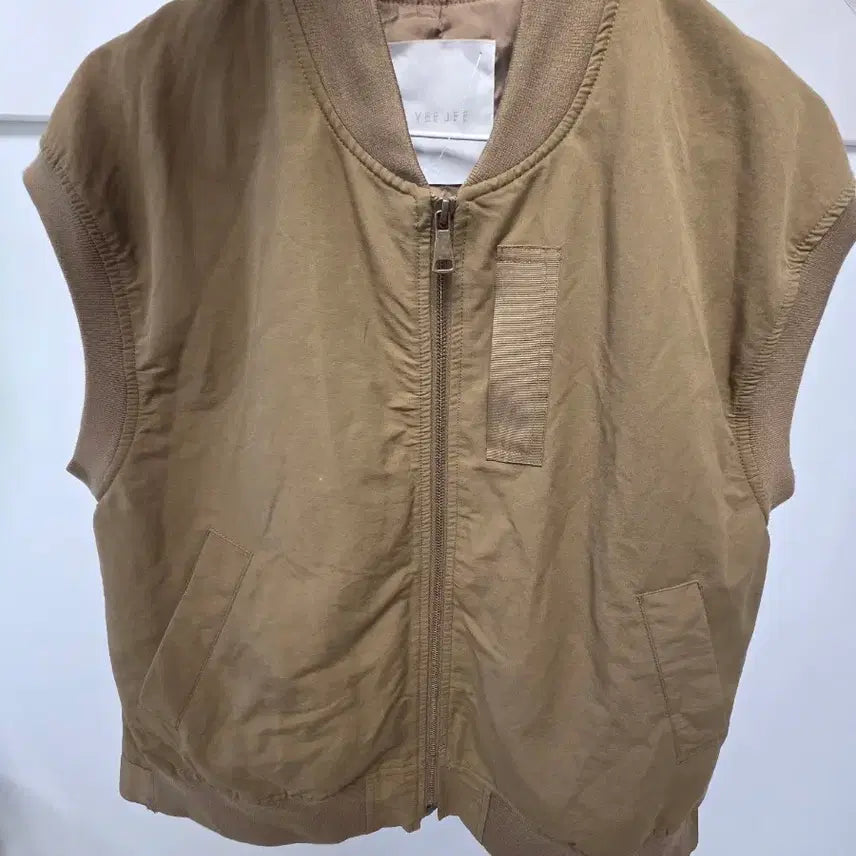 [BUNJANG] VEEJEE Khaki Sleeveless Bomber Jacket / VEEJEE 카키색 민소매 봄버 자켓