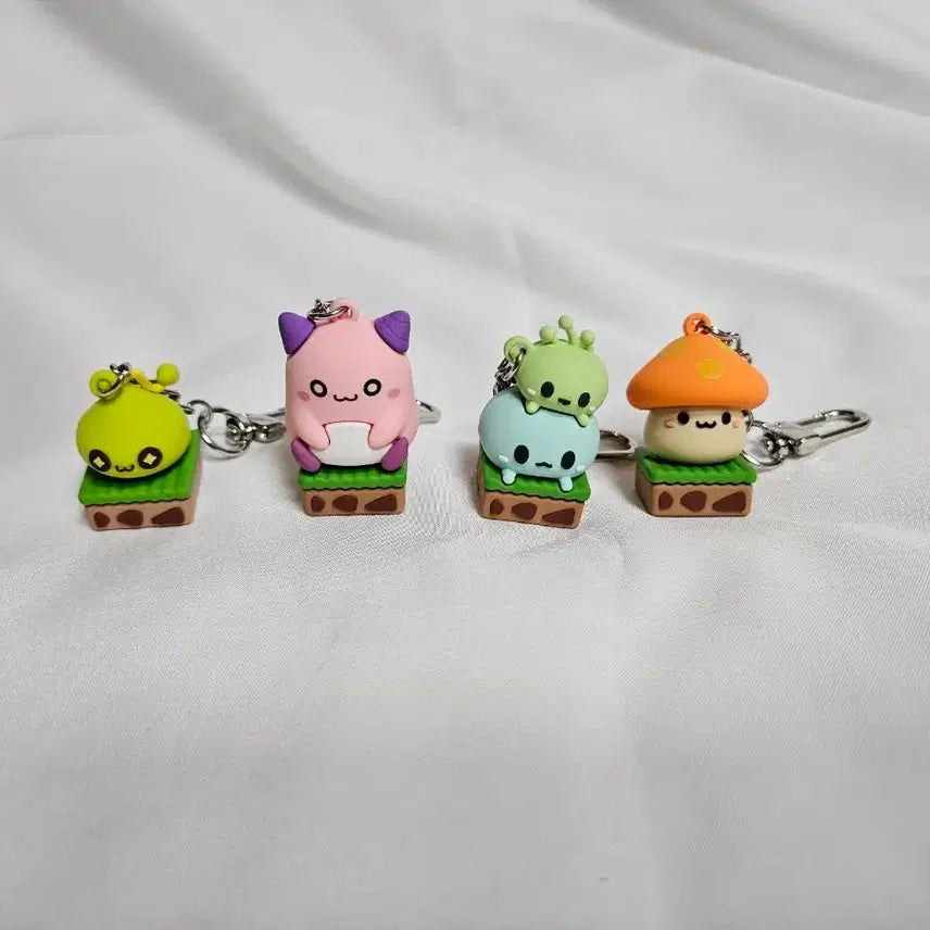 [BUNJANG] MapleStory Slime, Pink Bean, Stone Spirit, Orange Mushroom Figure Keyring Set / 메이플스토리 슬라임 핑크빈 돌의정령 주황버섯 피규어 키링