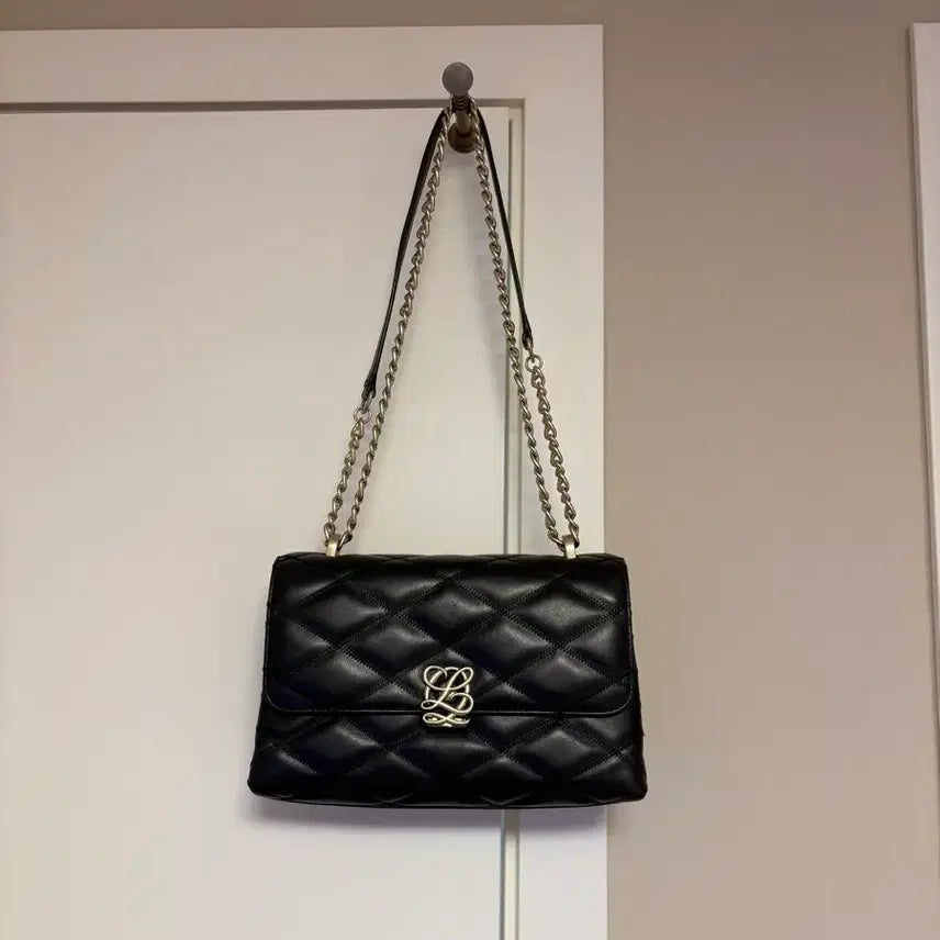 [BUNJANG] Louis Quatorze Quilted Chain Crossbody Bag Black / 루이까토즈 퀼팅 체인크로스백 블랙